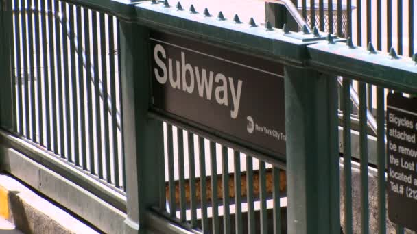 Ingresso della stazione della metropolitana — Video Stock