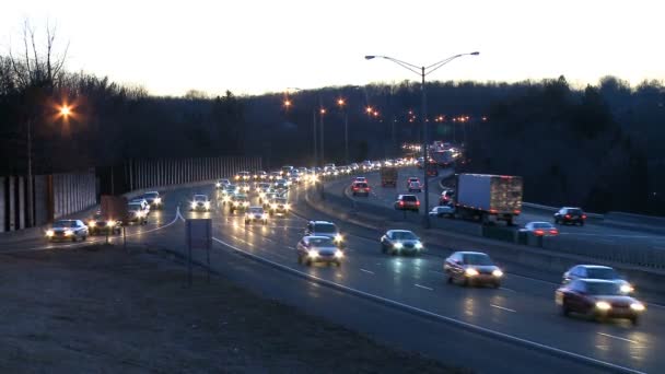 Tráfico por carretera por la noche — Vídeo de stock