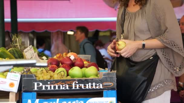 Venedik'teki Rialto gıda pazarı — Stok video