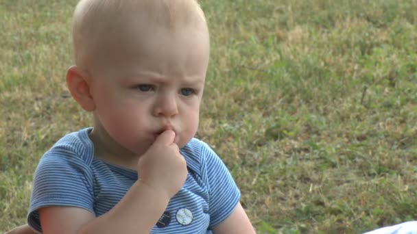 Niño varón 9 meses de edad outsid — Vídeo de stock