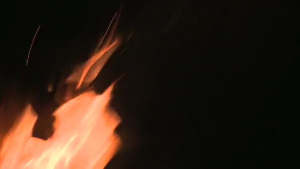 flammes dansent à travers le cadre 