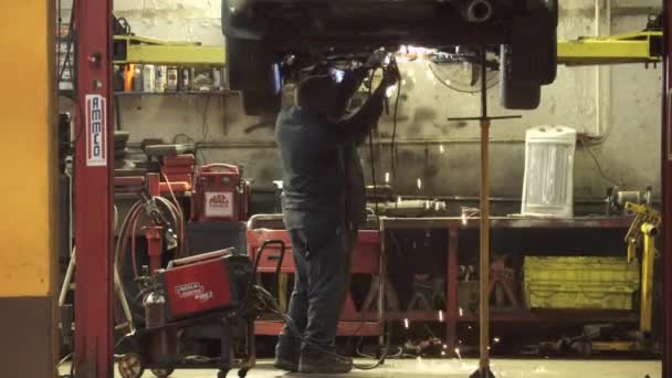 Svetsning på en bil i ett Garage — Stockvideo