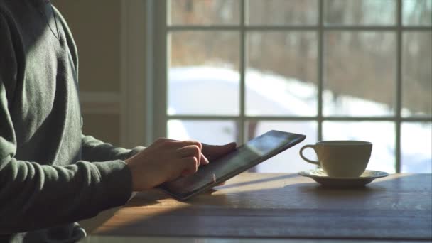 Hombre usando dispositivos electrónicos — Vídeos de Stock