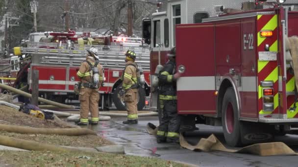 Пожарный грузовик рядом с домом пожара — стоковое видео