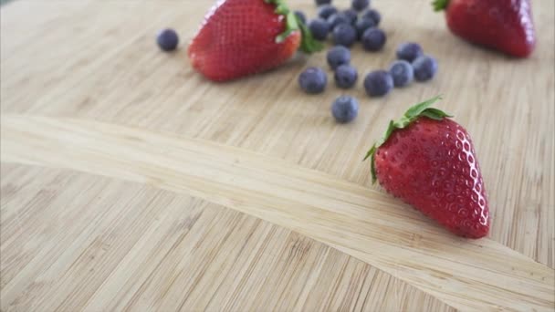 Homem corta a fruta na cozinha — Vídeo de Stock