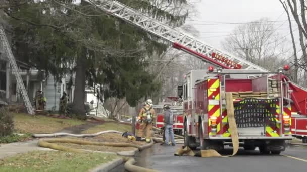 家の火の近くの消防車 — ストック動画