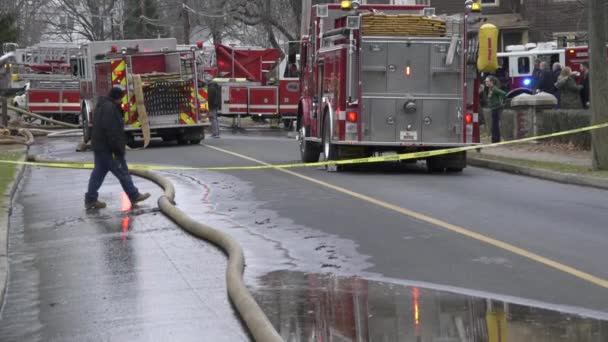 Camions de pompiers sur place lutte contre l'incendie — Video