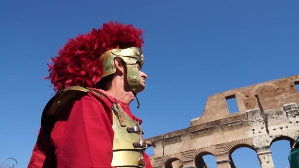 Romersk soldat nära Colosseum — Stockvideo