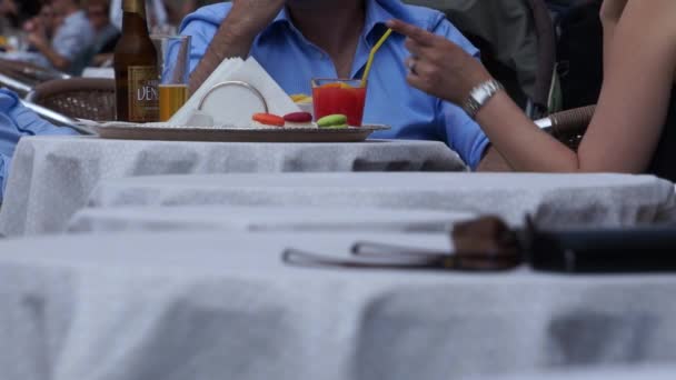 Människor som äter i Venedig — Stockvideo