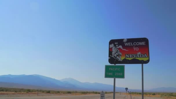 Welcome to Nevada Sign Along Side of Road — Stock Video