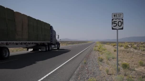 Großer Bohrinseltraktor fährt eine Straße in der Wüste entlang — Stockvideo