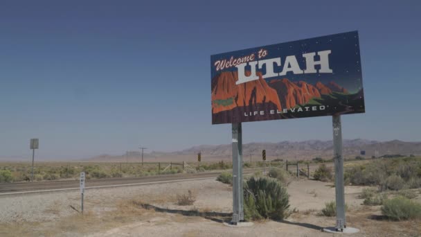 Welcome to Utah Sign Along Side of Road — Stock Video