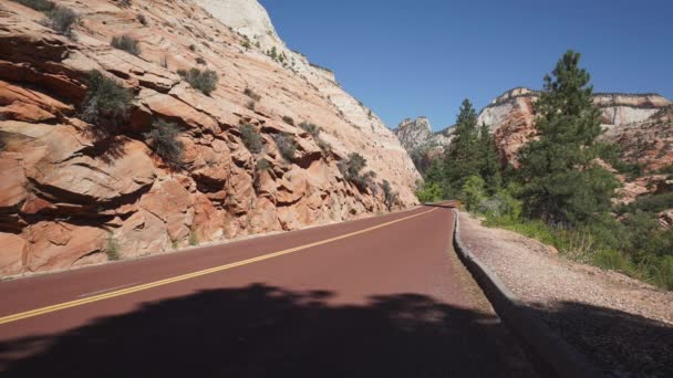 Tiro de grúa en carretera en el Parque Nacional de Zion — Vídeos de Stock