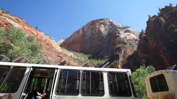 Cena de ônibus no Parque Nacional de Zion — Vídeo de Stock