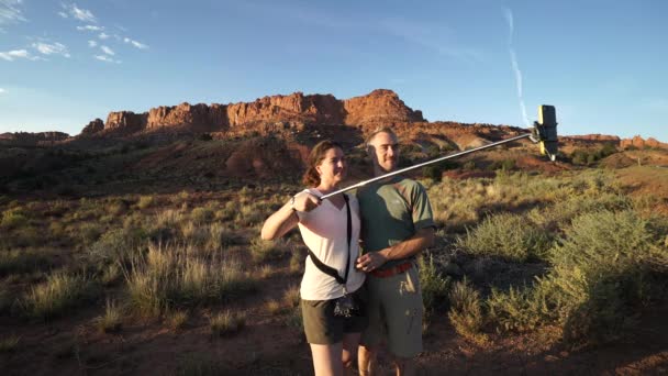 Quelques randonneurs s'arrêtent pour un selfie en bord de route près du parc national de Zion — Video