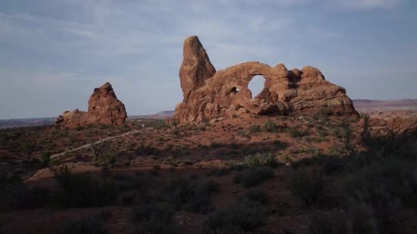 Arco de torreta en el Parque Nacional Arches — Vídeos de Stock