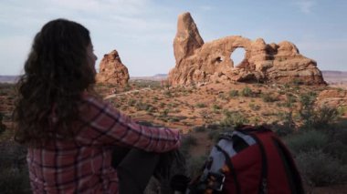 Vinç atış manzaranın Arches Ulusal Parkı'nda bir kadının