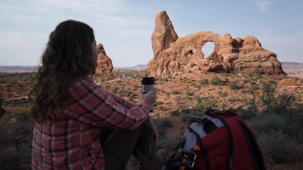 Crane skott av en kvinna dricksvatten i Arches National Park — Stockvideo