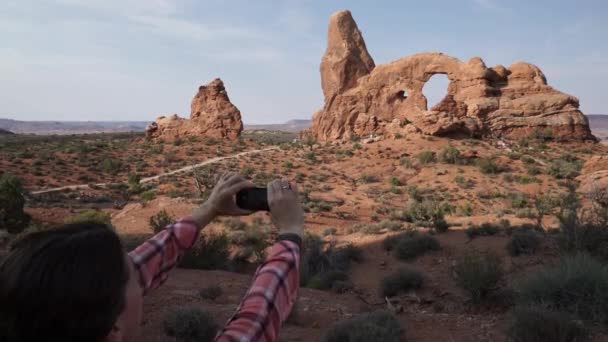 Crane Shot de una mujer tomando fotos en el Parque Nacional Arches — Vídeo de stock