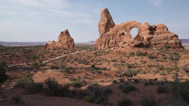 Foto de grúa de una mujer usando el dispositivo en el Parque Nacional de Arches — Vídeo de stock