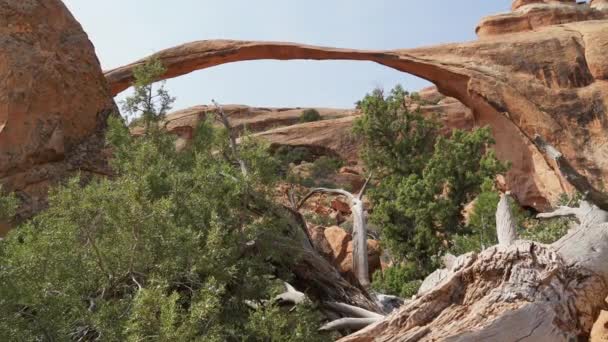 Liggande bågen i arches national park — Stockvideo