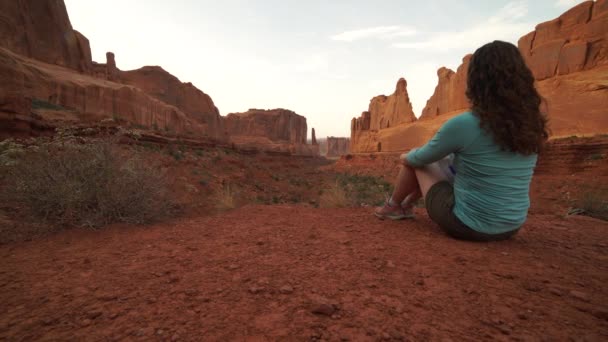 Dolly skott av kvinna i Arches National Park — Stockvideo