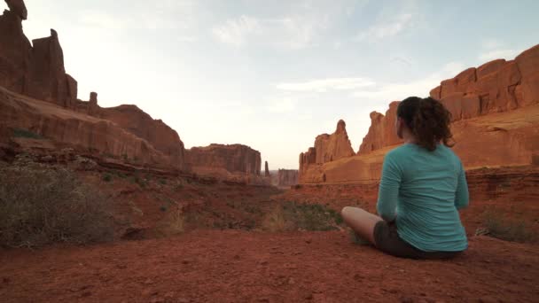 Dolly skott av kvinna i Arches National Park — Stockvideo