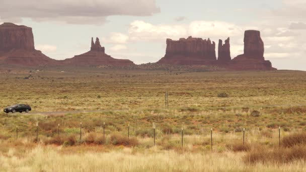 Automobili che guidano attraverso Monument National Park — Video Stock