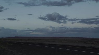 Timelpase çöl yol sürüş araba