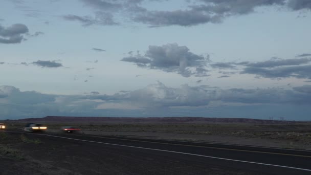 Zeitspanne der Autos, die auf einer Wüstenstraße fahren — Stockvideo