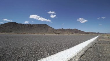 Tumbleweed darbeler arasında çölde giden yol
