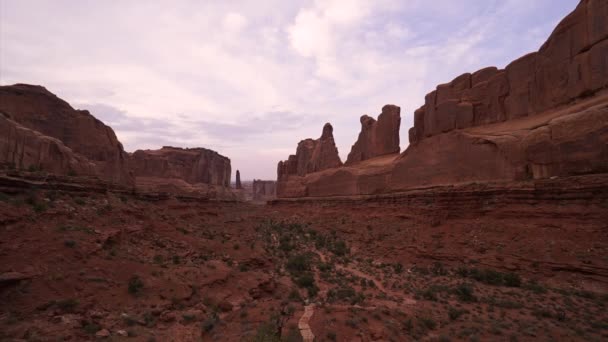 Güzel akşam zaman atlamalı Arches Ulusal Parkı'nda. — Stok video