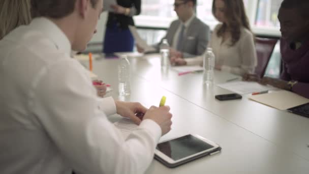 Attraktive professionelle Männer und Frauen sind an einem Treffen beteiligt — Stockvideo