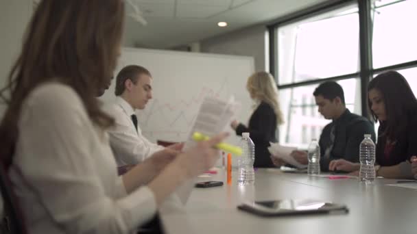 Homens e mulheres profissionais atraentes estão envolvidos em uma reunião — Vídeo de Stock