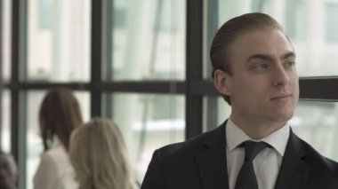 Çekici bir genç profesyonel görünümünü