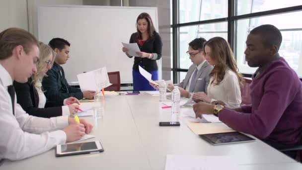 Homens e mulheres profissionais atraentes estão envolvidos em uma reunião — Vídeo de Stock