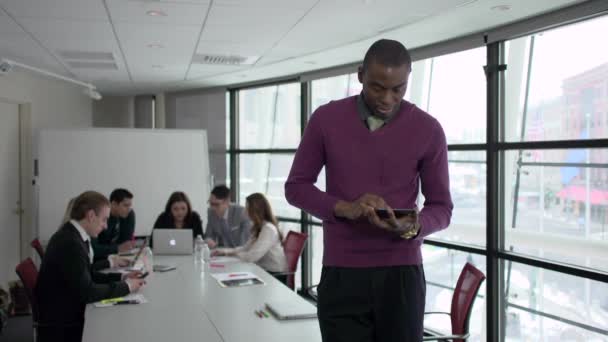 Attractive professional steps up to the camera during a meeting — Stock Video