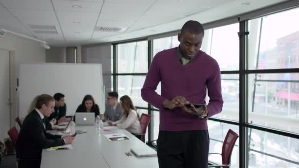 Attraktive professionelle Schritte vor die Kamera während eines Meetings — Stockvideo