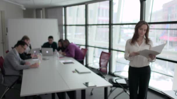 端起相机在会议期间有吸引力的职业阶梯 — 图库视频影像