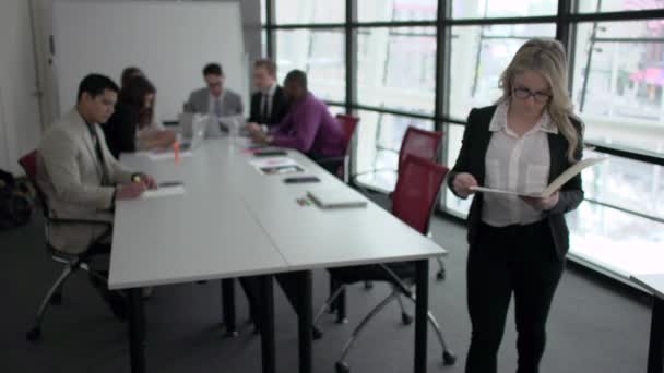 Aantrekkelijke professionele stappen tot aan de camera tijdens een vergadering — Stockvideo