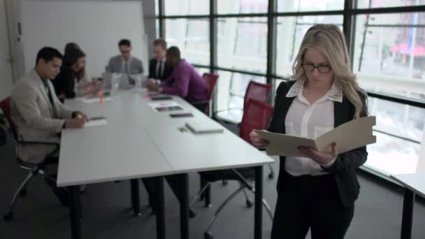 Attraktive professionelle Schritte vor die Kamera während eines Meetings — Stockvideo