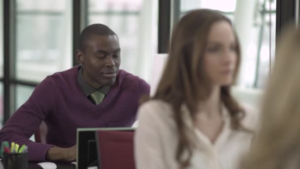 Uma cena de trabalho de escritório — Vídeo de Stock