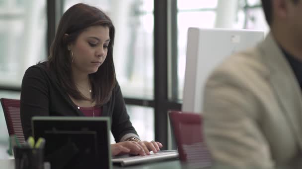 Una escena de trabajo de oficina — Vídeo de stock