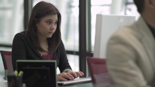 Una escena de trabajo de oficina — Vídeos de Stock