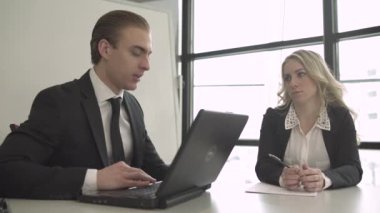 Bir sahne gönderen bir iş toplantısı