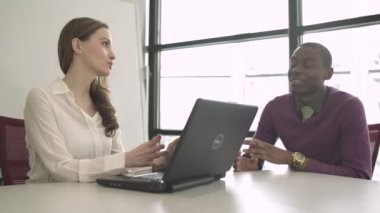 Bir sahne gönderen bir iş toplantısı