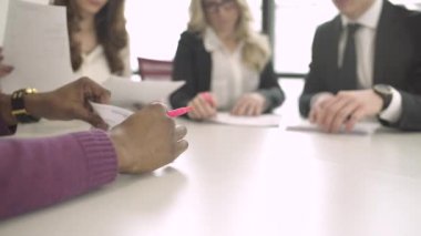 Bir sahne gönderen bir iş toplantısı