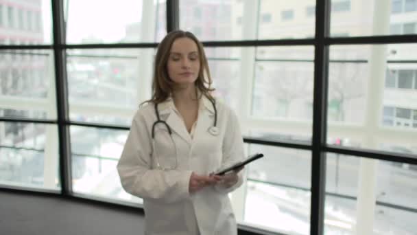 Szene einer jungen Ärztin — Stockvideo