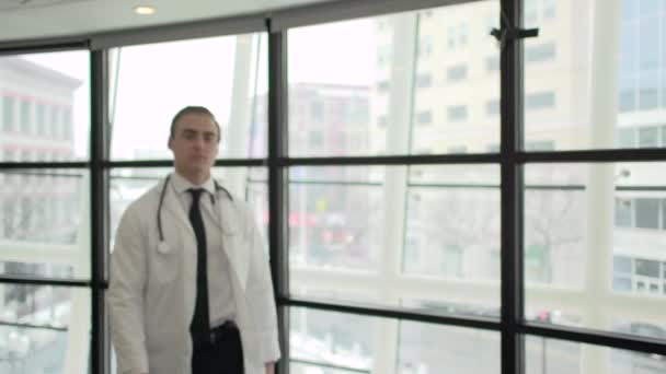 Szene einer jungen Ärztin — Stockvideo