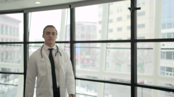 Сцена молодого специалиста в области здравоохранения — стоковое видео